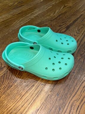 CROCS Classic Clog in Mint Green Women’s Size 8 Men’s Size 6